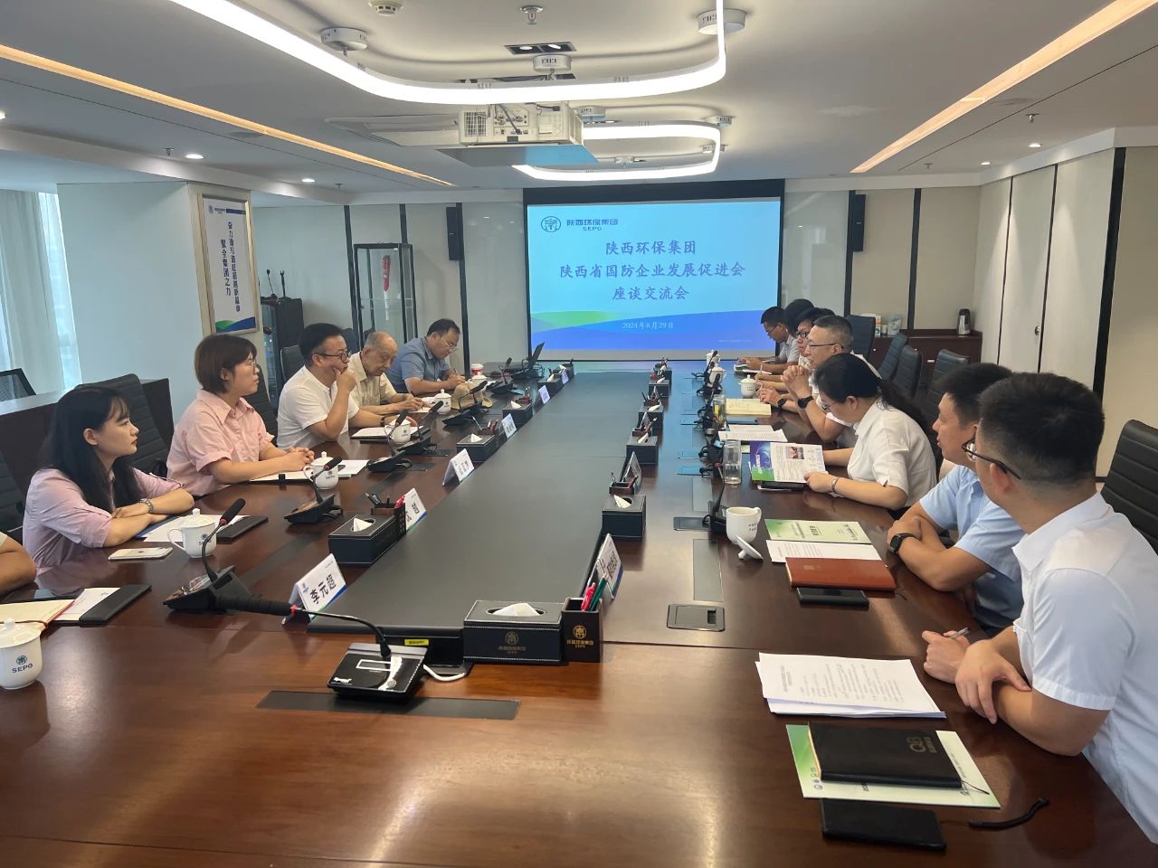 9888拉斯维加斯集团与陕西省国防企业生长增进会座谈交流